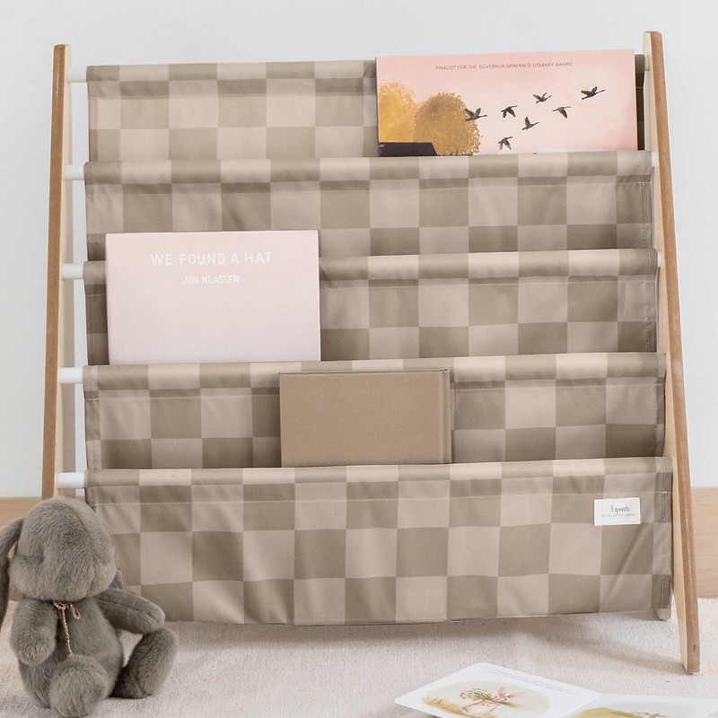 Libreria frontale montessoriana per bambini in legno decorata a scacchi