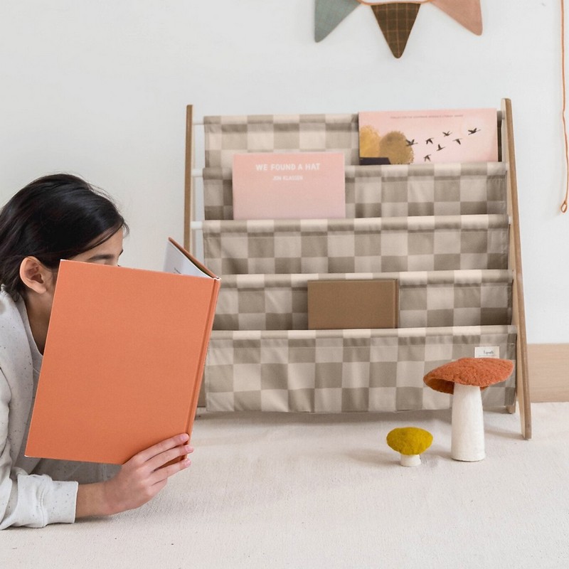 Libreria frontale montessoriana per bambini in legno decorata a scacchi