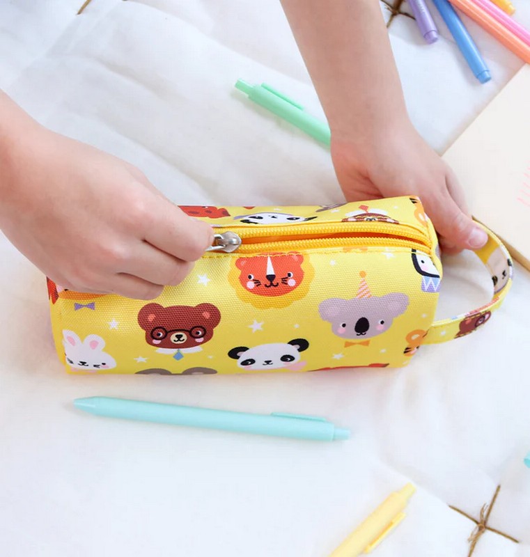 Astuccio per bambini giallo decorato con animali