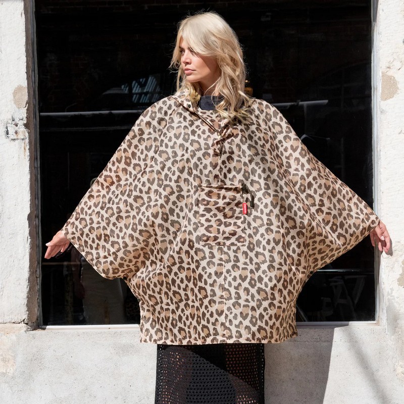 Poncho da viaggio richiudibile leopardato, salvaspazio e utilissimo da riporre in valigia