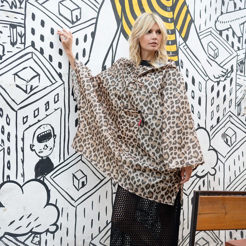 Poncho da viaggio richiudibile leopardato, salvaspazio e utilissimo da riporre in valigia