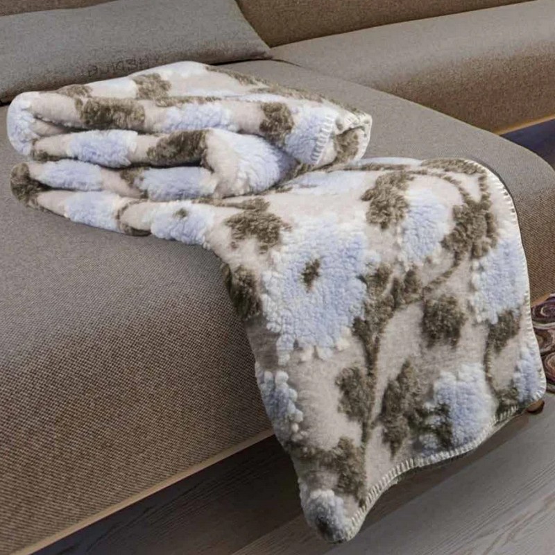 Coperta in lana cotta 130 x 160 cm con decoro fiori azzurri su fondo grigio, fatta in Italia con lana italiana ecosostenibile