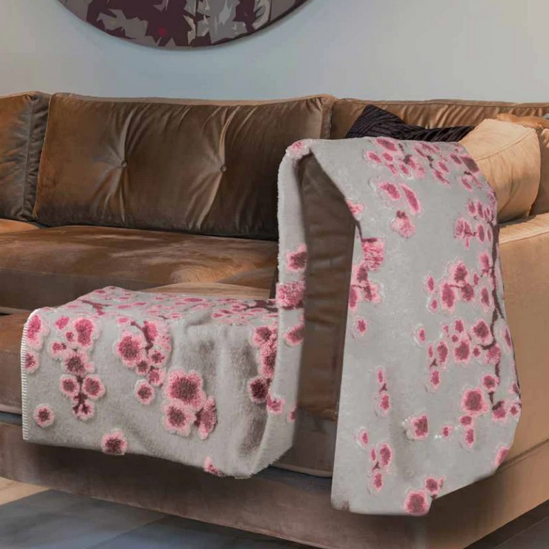 Coperta in lana cotta 130 x 160 cm con decoro di fiori di ciliegio su fondo grigio perla, fatta in Italia con lana italiana ecosostenibile