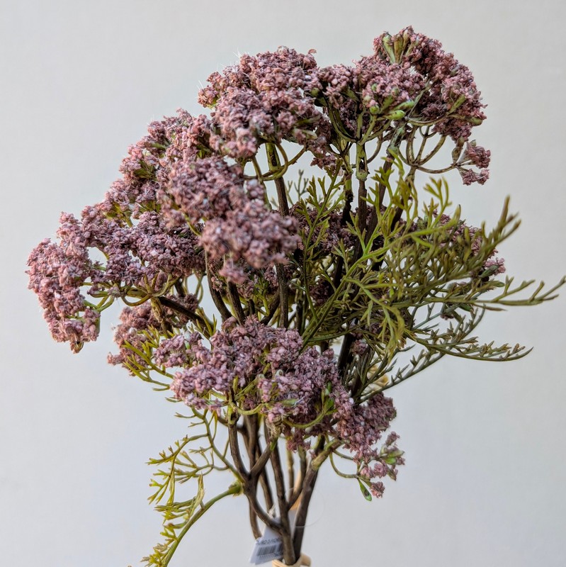 Ramo con fiori artificiali seseli color rosa scuro