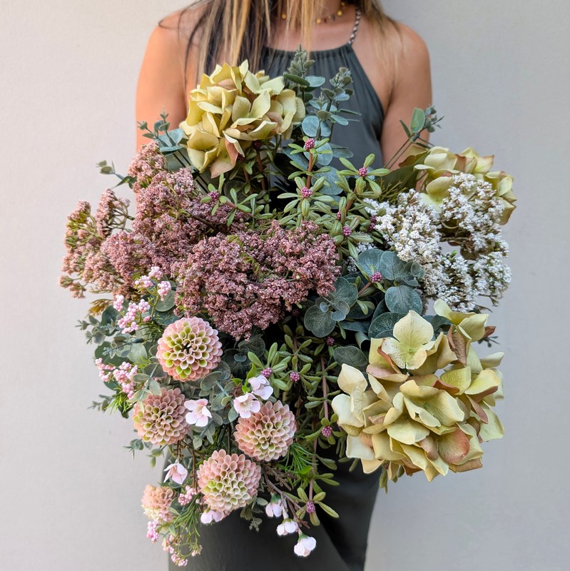 Ramo con fiori artificiali seseli bianchi