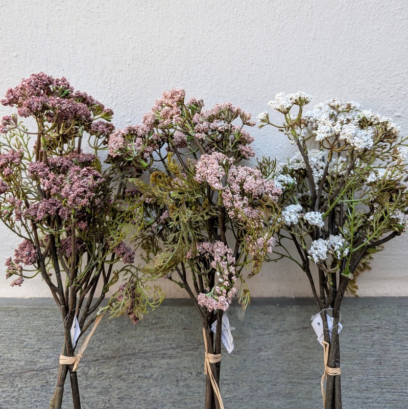 Ramo con fiori artificiali seseli bianchi