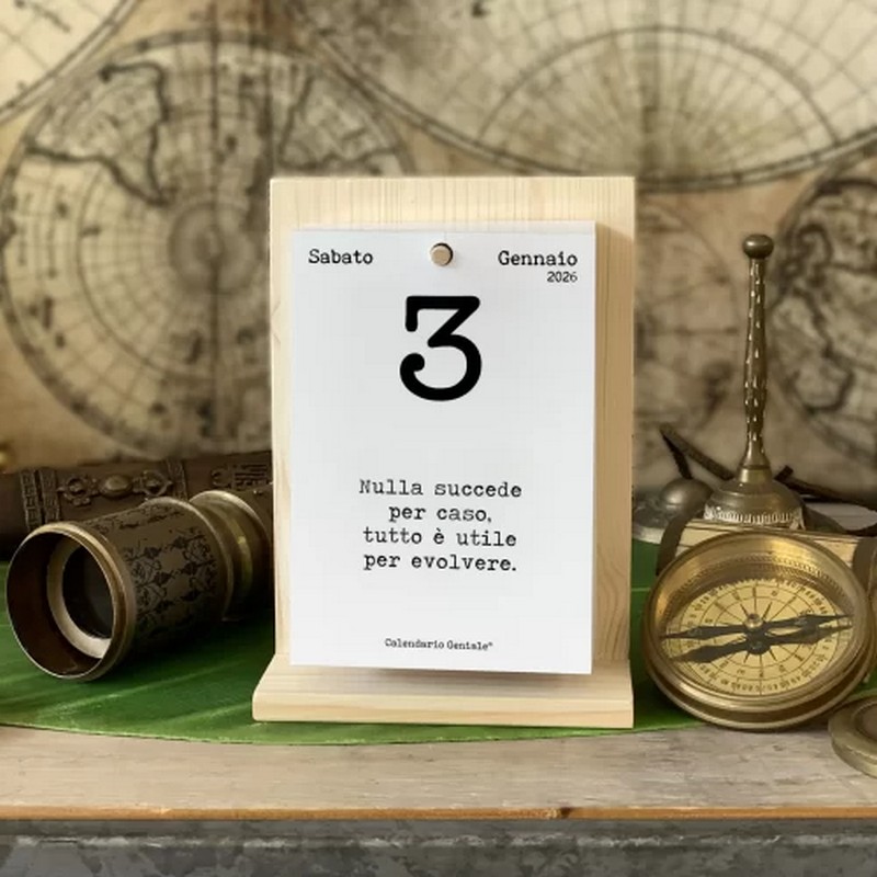 Calendario geniale 2026 con supporto in legno di abete, il calendario giornaliero con una frase motivazionale al giorno e tanti bonus digitali