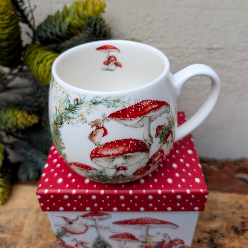 Tazza mug in porcellana decorata con paesaggio fatato con funghi, folletti e animali, con scatola regalo con lo stesso disegno