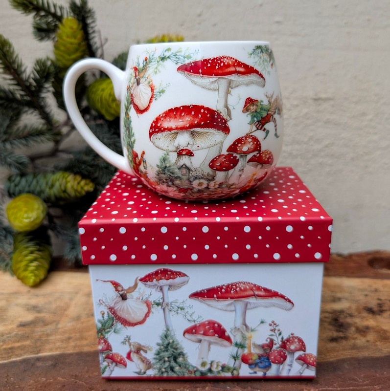 Tazza mug in porcellana decorata con paesaggio fatato con funghi, folletti e animali, con scatola regalo con lo stesso disegno