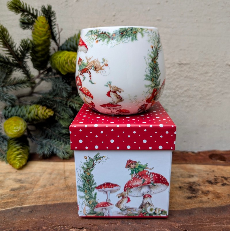 Tazza mug in porcellana decorata con paesaggio fatato con funghi, folletti e animali, con scatola regalo con lo stesso disegno
