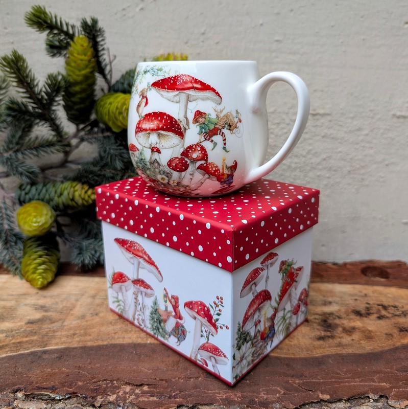 Tazza mug in porcellana decorata con paesaggio fatato con funghi, folletti e animali, con scatola regalo con lo stesso disegno