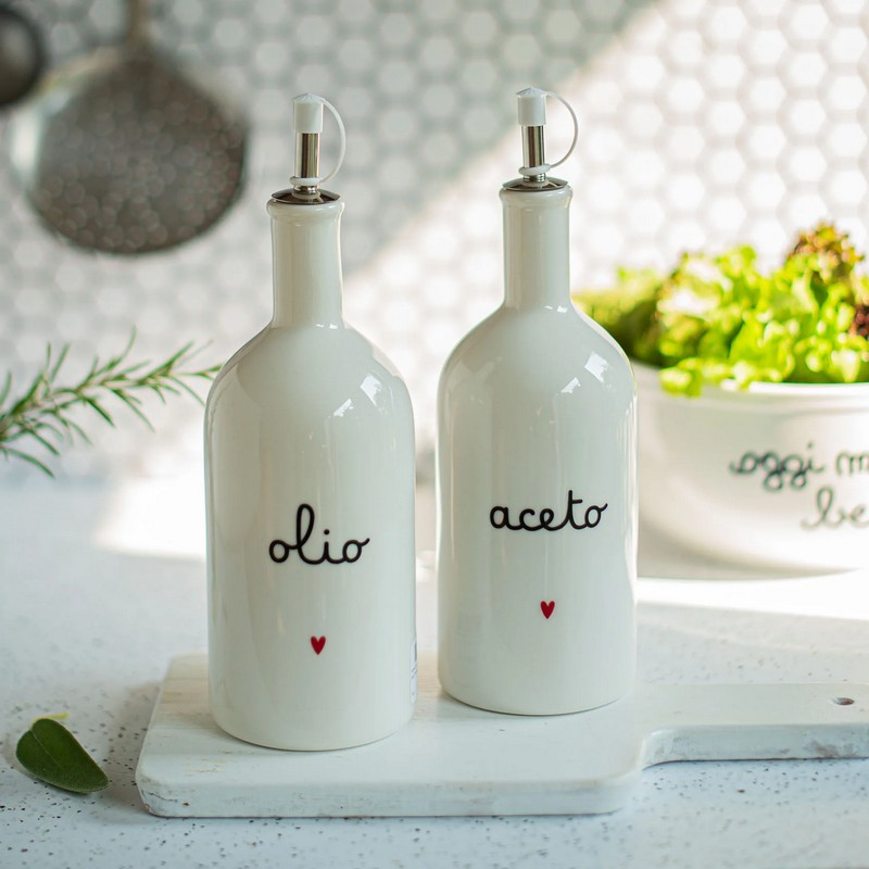 Oliera bianca in gres decorata con scritta “Olio” e cuore