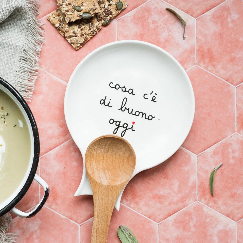 Poggiamestolo in gres bianco decorato con scritta “Cosa c'è di buono oggi”