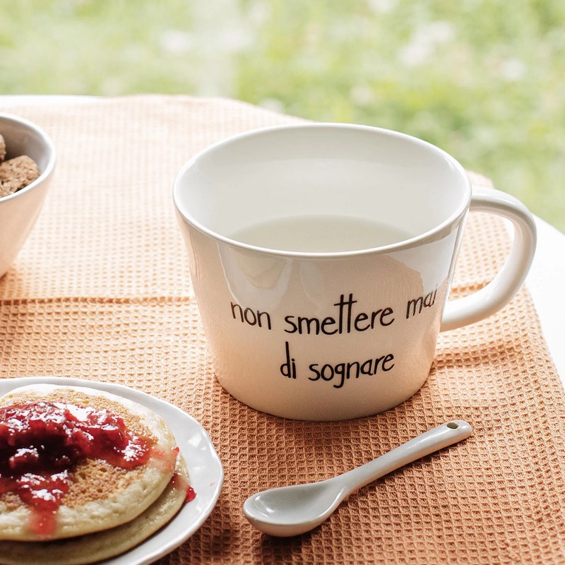 Tazza colazione grande con manico in gres bianco decorata con scritta “Non smettere mai di sognare”