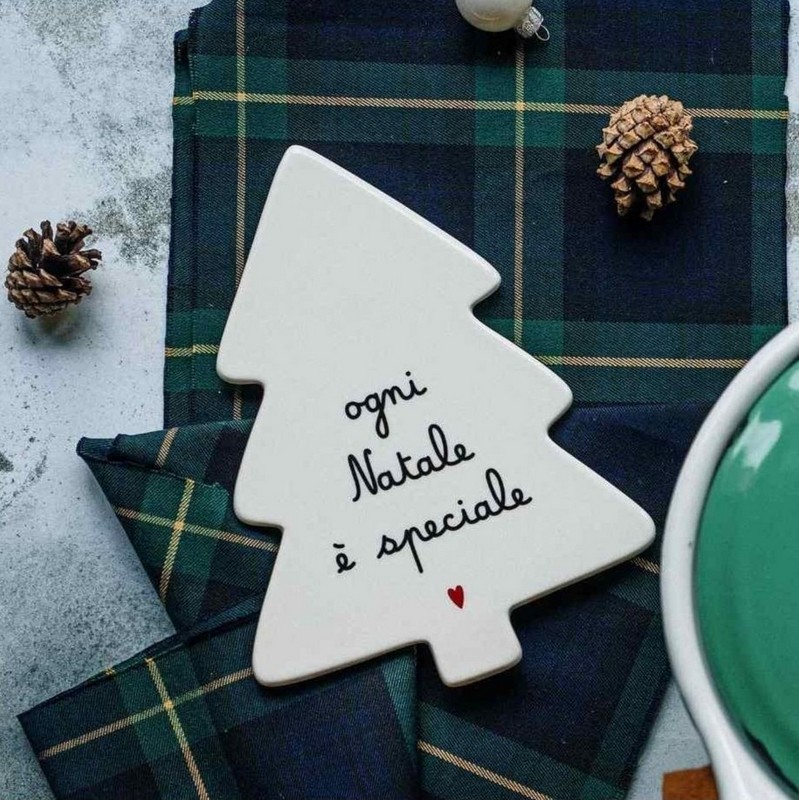 Sottopentola in gres a forma di albero decorato con scritta “Ogni Natale è speciale”