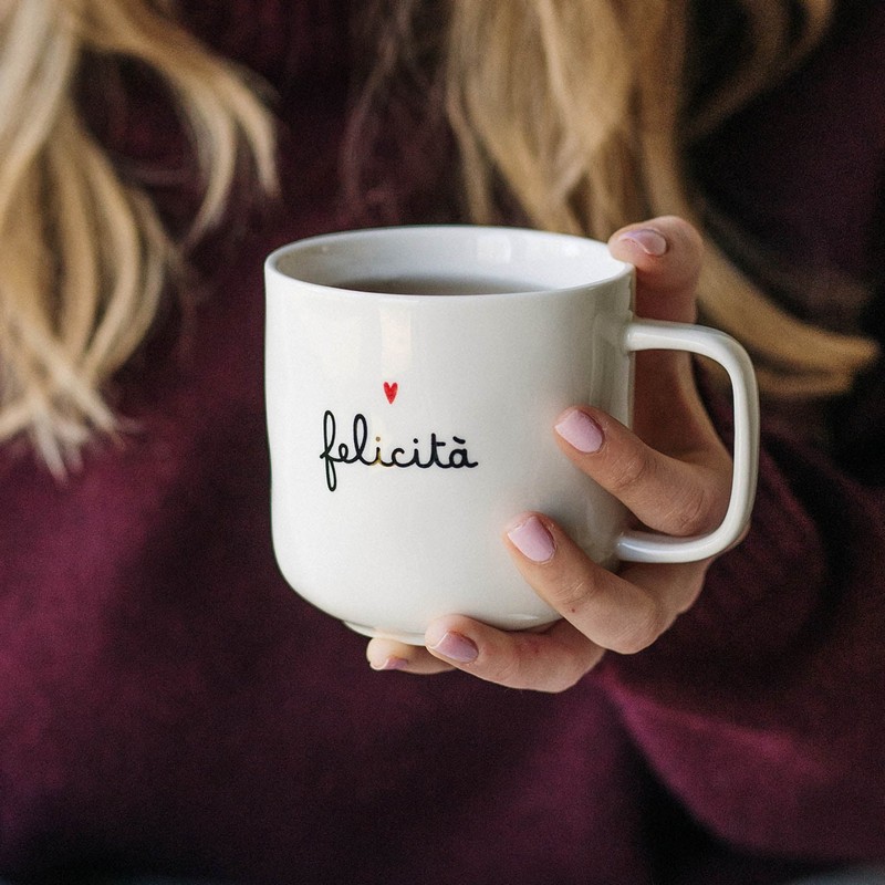 Tazza mug bianca in gres decorata con scritta “Felicità” e cuoricino