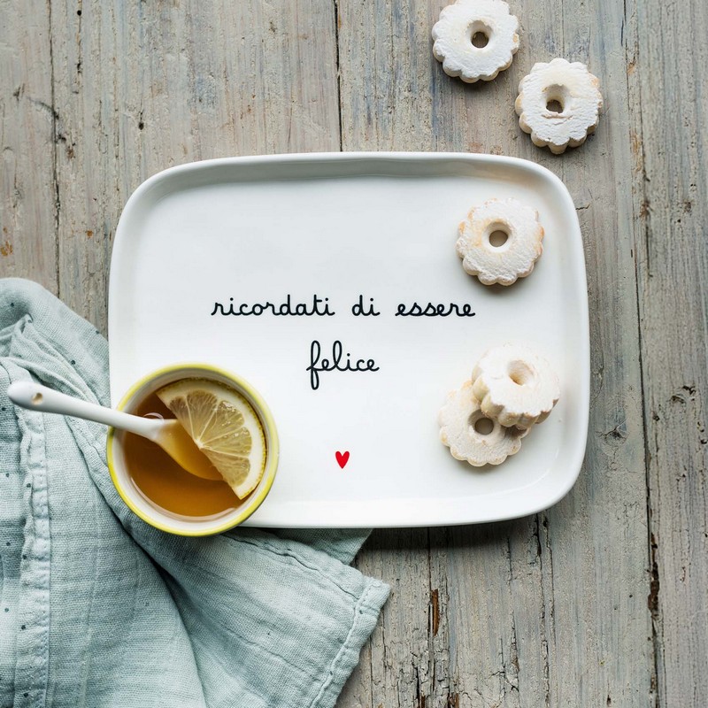 Piatto rettangolare in gres bianco decorato con scritta “Ricordati di essere felice” e cuore