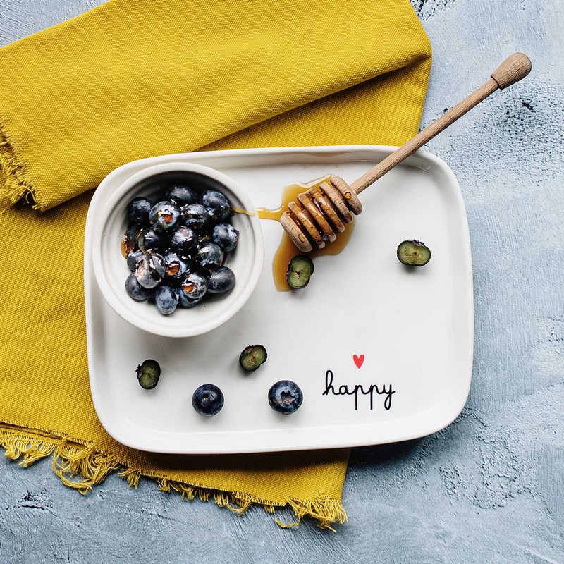 Piatto rettangolare in gres bianco decorato con scritta “Happy” e cuore