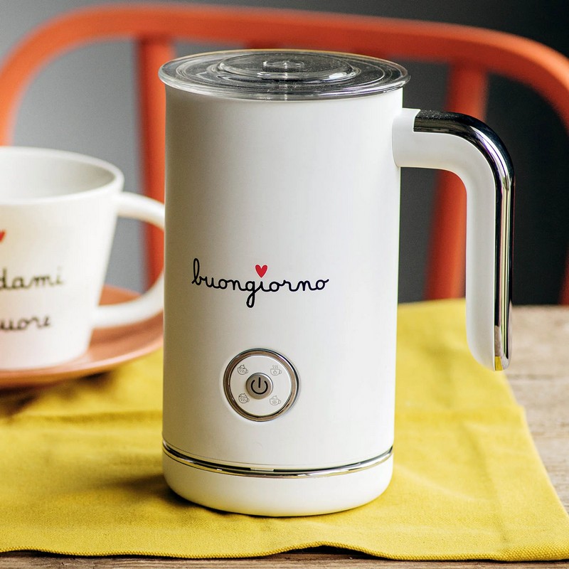 Montalatte elettrico bianco decorato con scritta “Buongiorno”