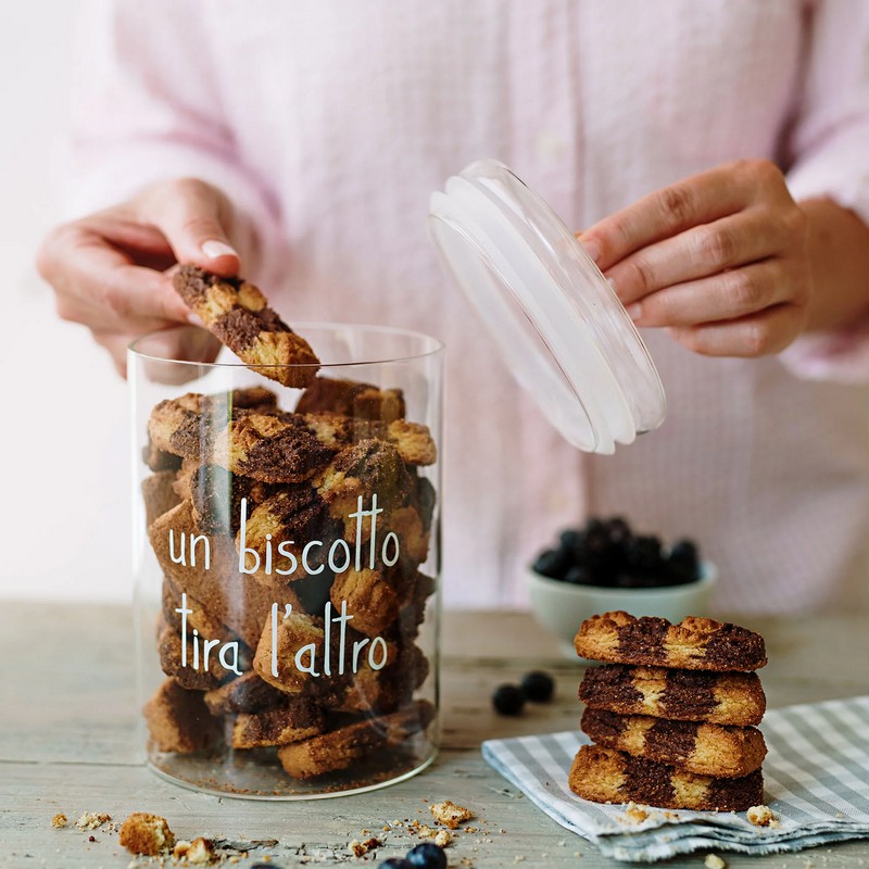Biscottiera in vetro decorata con scritta “Un biscotto tira l'altro” con coperchio ermetico