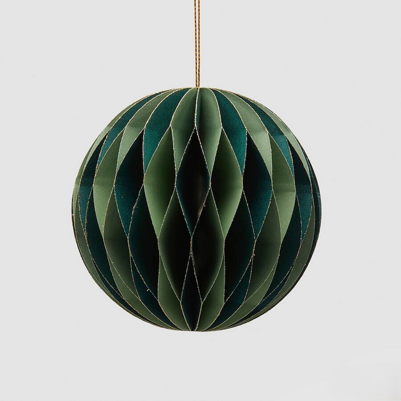 Pallina di Natale origami verde con dettagli oro in carta, richiudibile e salvaspazio, una decorazione originale ideale per arricchire i tuoi addobbi per albero di Natale