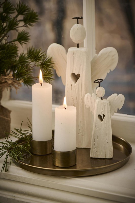 Angelo con cuore in legno bianco intagliato con aureola in ferro