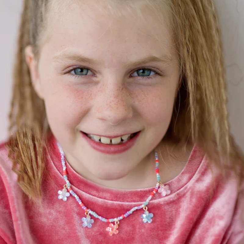 Collana con fiori e perline per bambina