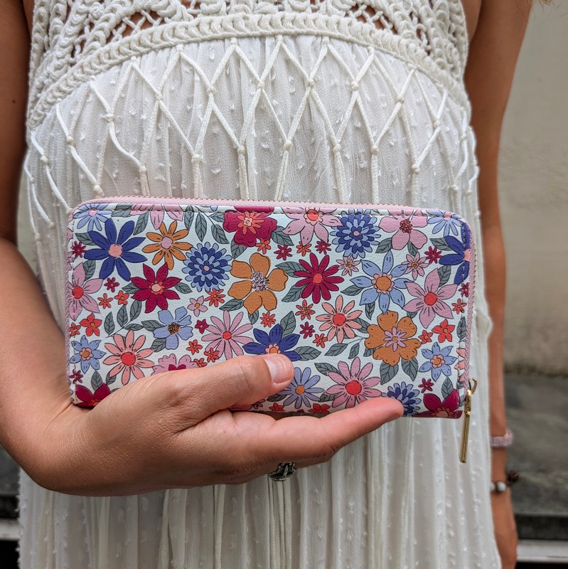 Portafoglio con decoro florale multicolor in similpelle, con chiusura zip e scomparti per banconote, monete, carte e documenti