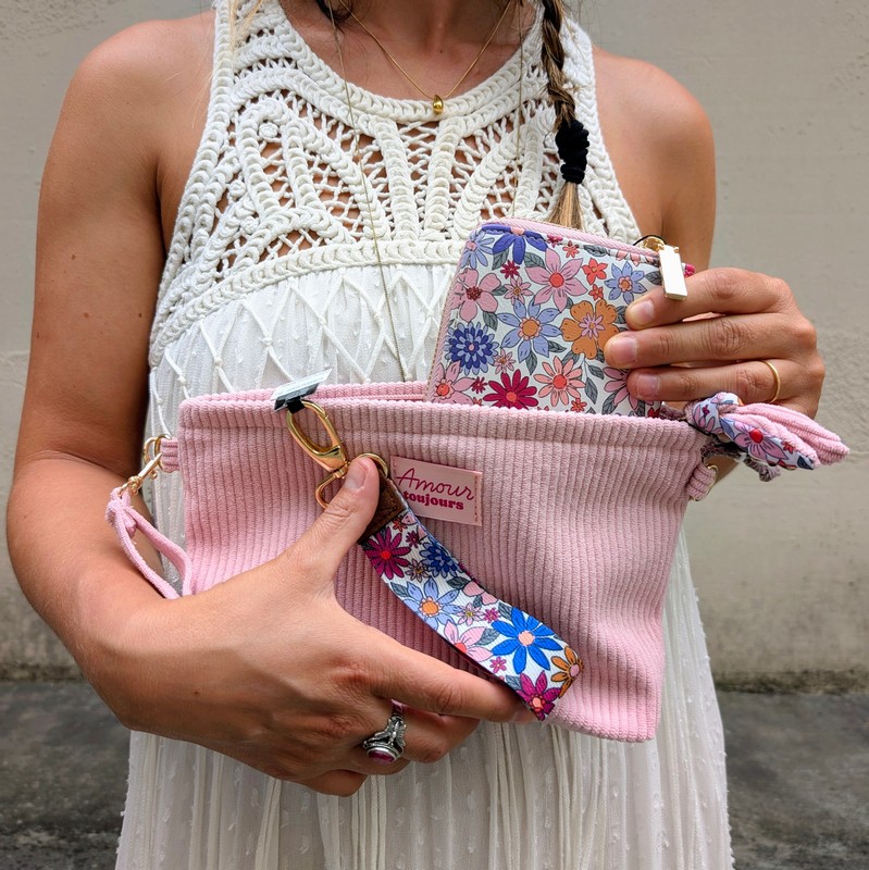 Pochette in velluto a costine rosa con interno floreale, chiusura a zip