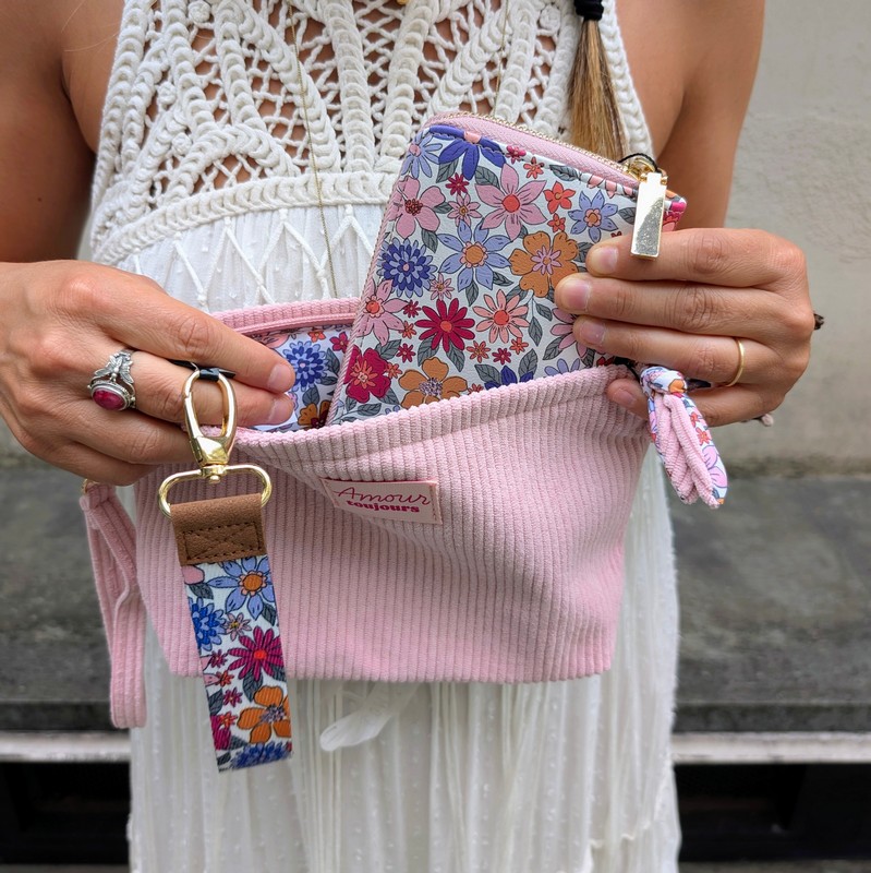 Pochette in velluto a costine rosa con interno floreale, chiusura a zip