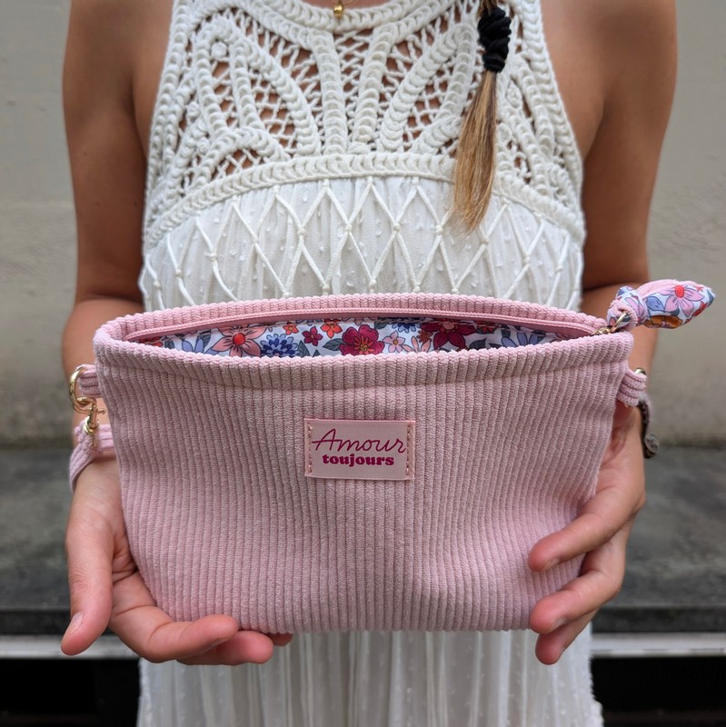 Pochette in velluto a costine rosa con interno floreale, chiusura a zip