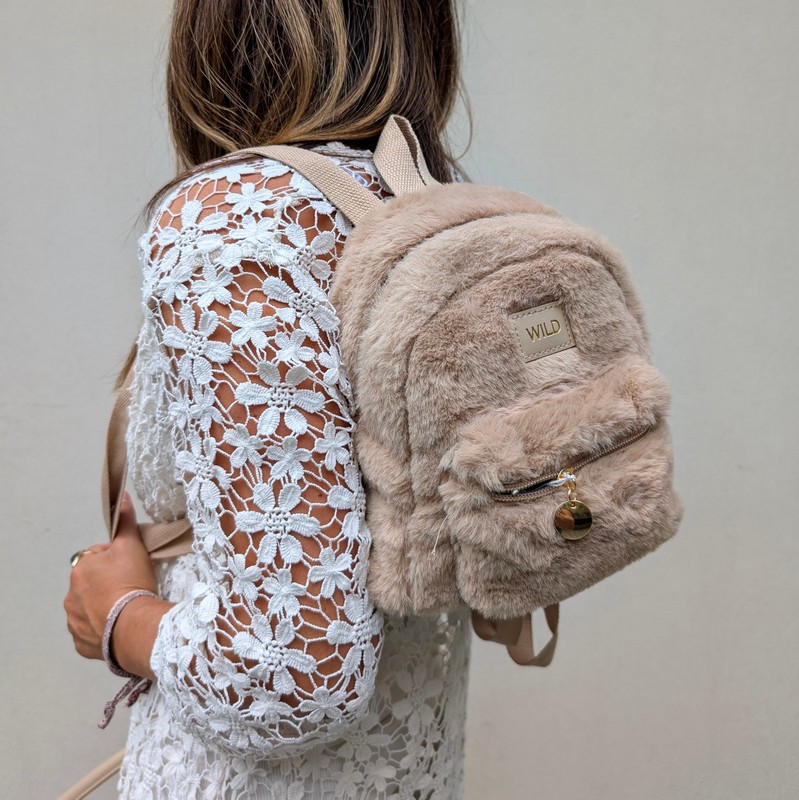 Mini zaino con pelo beige e 2 tasche e interno decorato con motivo rosa e viola