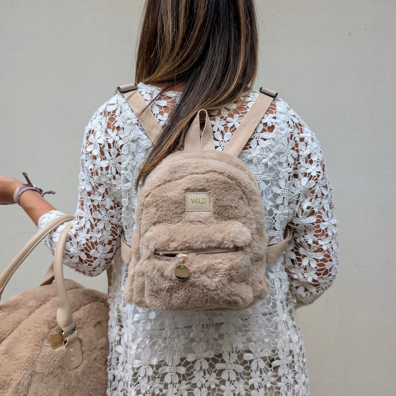 Mini zaino con pelo beige e 2 tasche e interno decorato con motivo rosa e viola