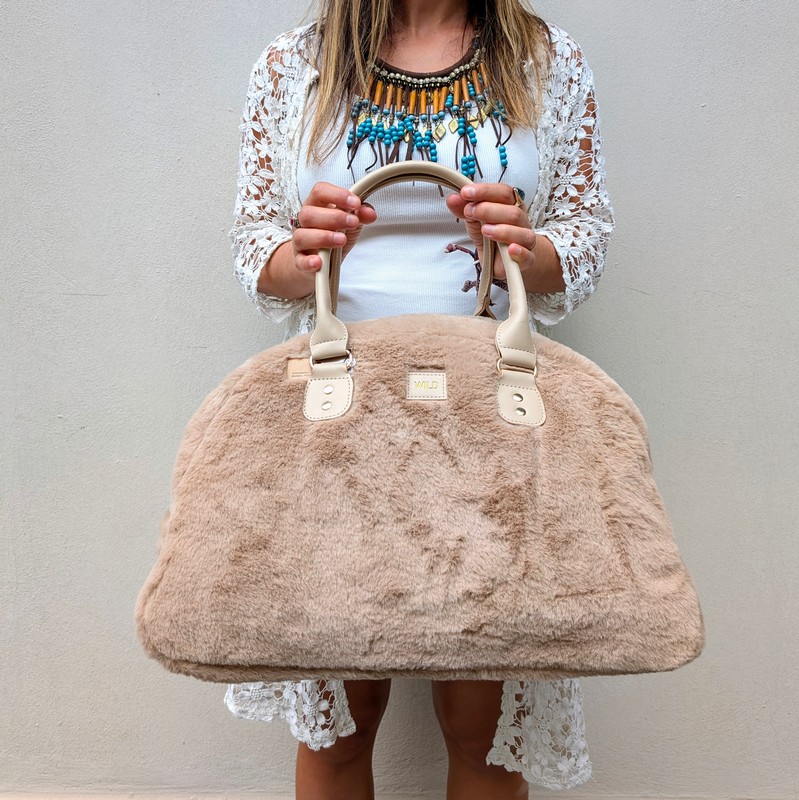 Borsa morbida con pelo beige e chiusura a zip, 2 manici similpelle e tasca interna, decorata internamente con motivo rosa e viola