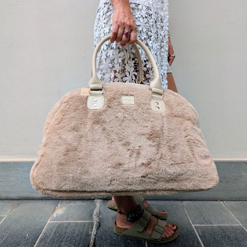 Borsa morbida con pelo beige e chiusura a zip, 2 manici similpelle e tasca interna, decorata internamente con motivo rosa e viola