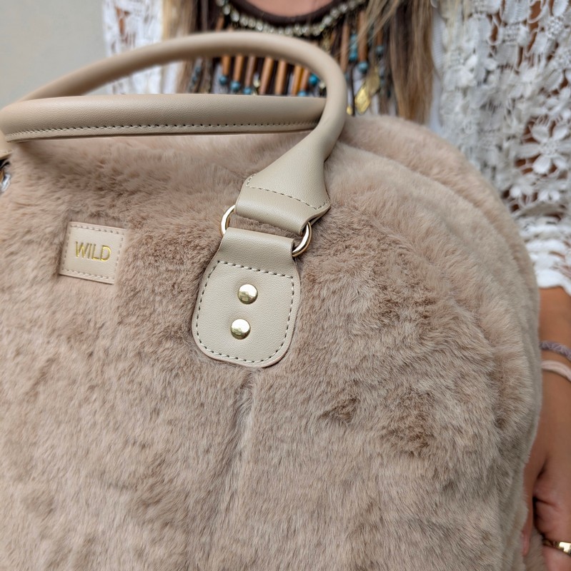 Borsa morbida con pelo beige e chiusura a zip, 2 manici similpelle e tasca interna, decorata internamente con motivo rosa e viola