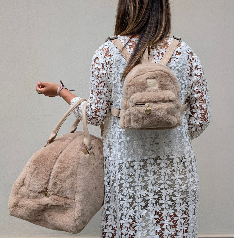 Borsa morbida con pelo beige e chiusura a zip, 2 manici similpelle e tasca interna, decorata internamente con motivo rosa e viola