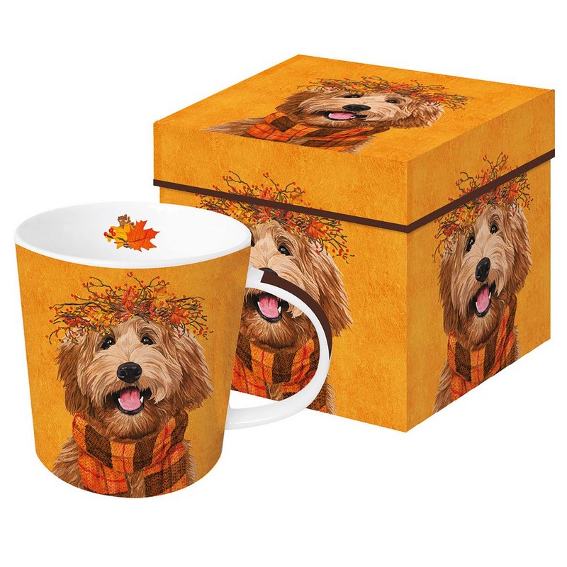 Tazza mug decorata con cane autunnale con sciarpa arancione, foglie secche e bacche in scatola regalo