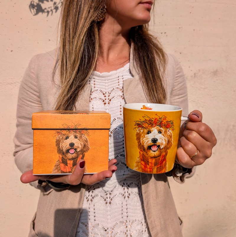 Tazza mug decorata con cane con sciarpa arancione, foglie secche e bacche in scatola regalo