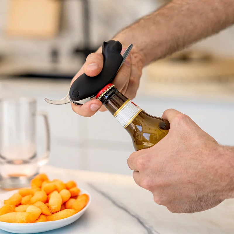 Cavatappi a forma di gatto nero che si stiracchia, funge anche da apribottiglie e taglia capsule