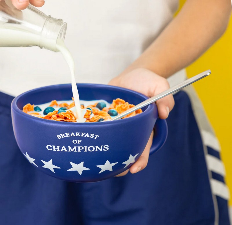 Tazza grande da colazione blu decorata scritta “Breakfast of champions” e stelle