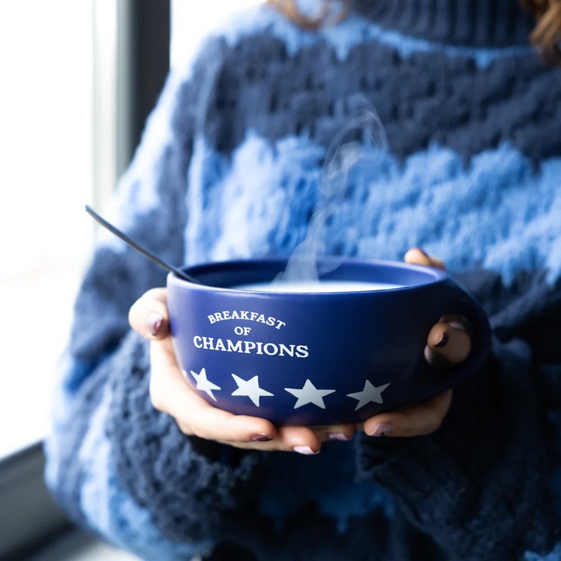 Tazza grande da colazione blu decorata scritta “Breakfast of champions” e stelle