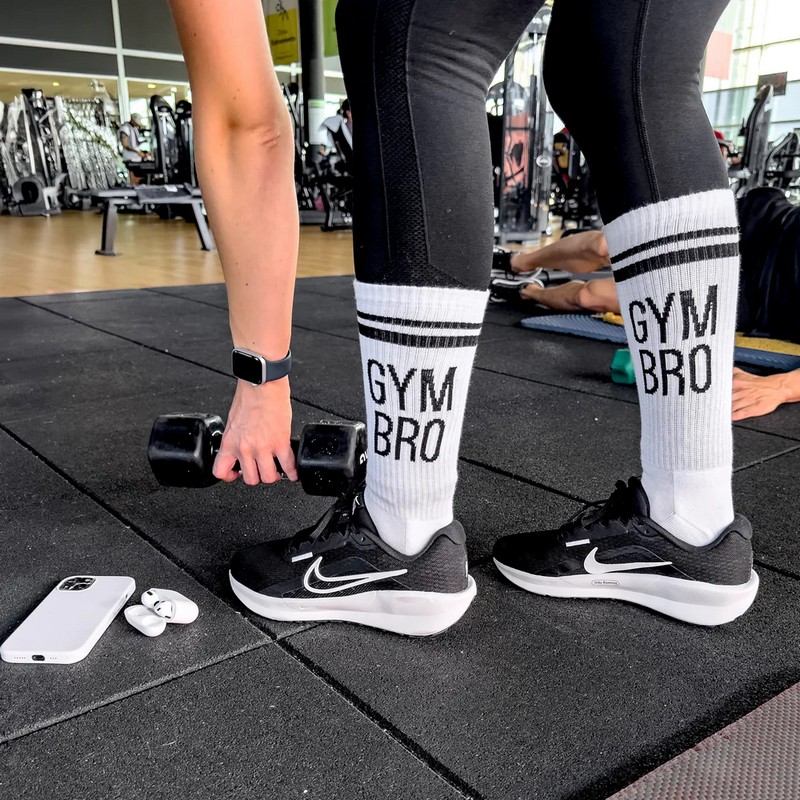 Paio di calze bianche sportive decorate con scritta “Gym bro”