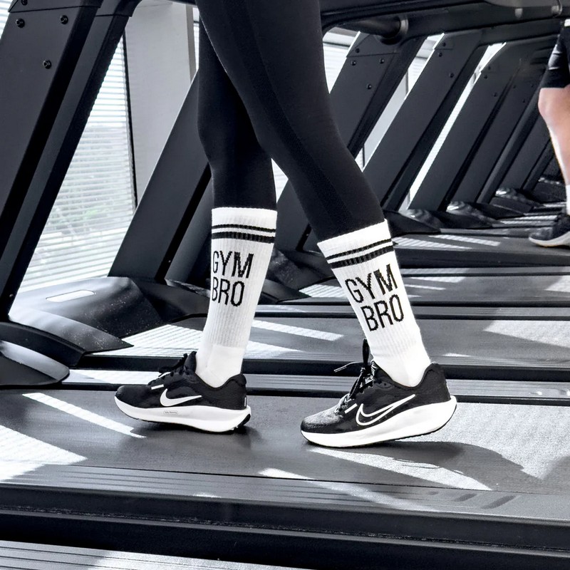 Paio di calze bianche sportive decorate con scritta “Gym bro”