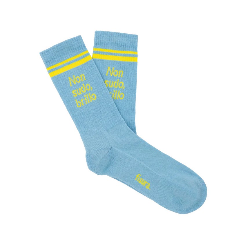 Paio di calze azzurre e gialle sportive decorate con scritta “Non sudo, brillo”