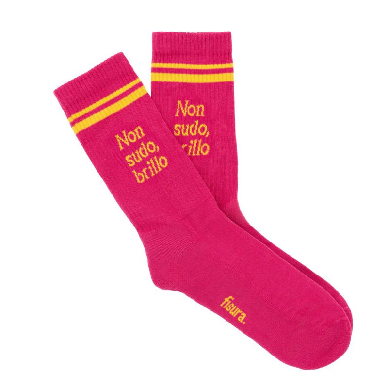 Paio di calze rosa e gialle sportive decorate con scritta “Non sudo, brillo”