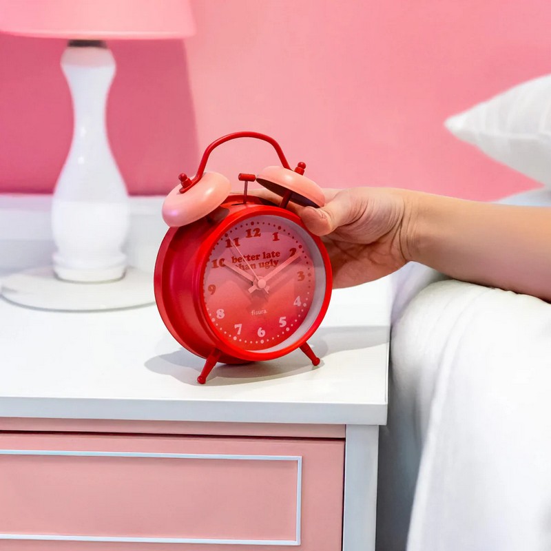 Orologio sveglia retrò analogica fucsia decorata con scritta “Better late than ugly” con luce LED per leggere l'ora al buio