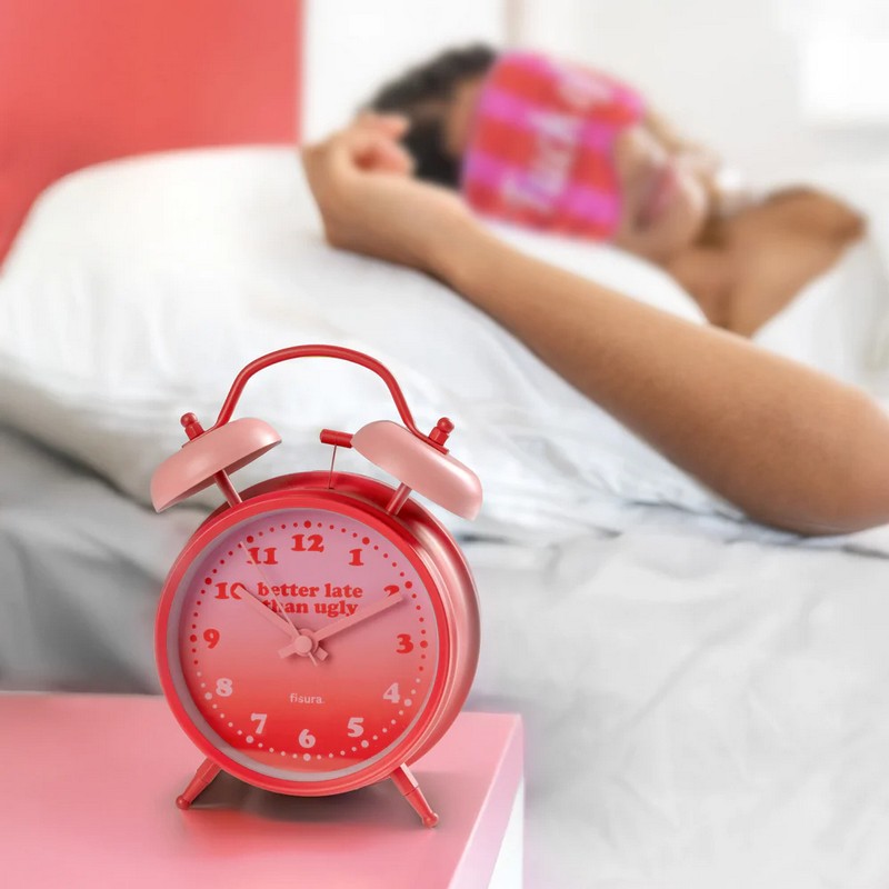 Orologio sveglia retrò analogica fucsia decorata con scritta “Better late than ugly” con luce LED per leggere l'ora al buio