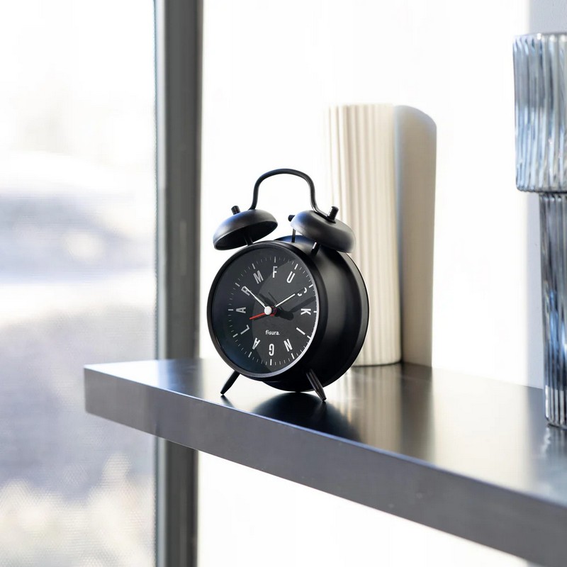 Orologio sveglia retrò analogica nera decorata con scritta “Fucking alarm” sul quadrante, con luce LED per leggere l'ora al buio