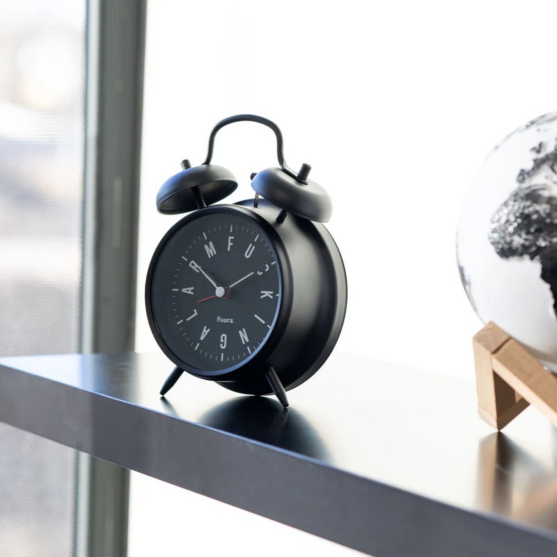 Orologio sveglia retrò analogica nera decorata con scritta “Fucking alarm” sul quadrante, con luce LED per leggere l'ora al buio